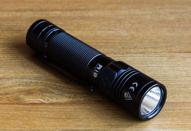 Компактный ручной фонарь Olight R18 с зарядкой по USB выдаёт до 920 люмен яркости